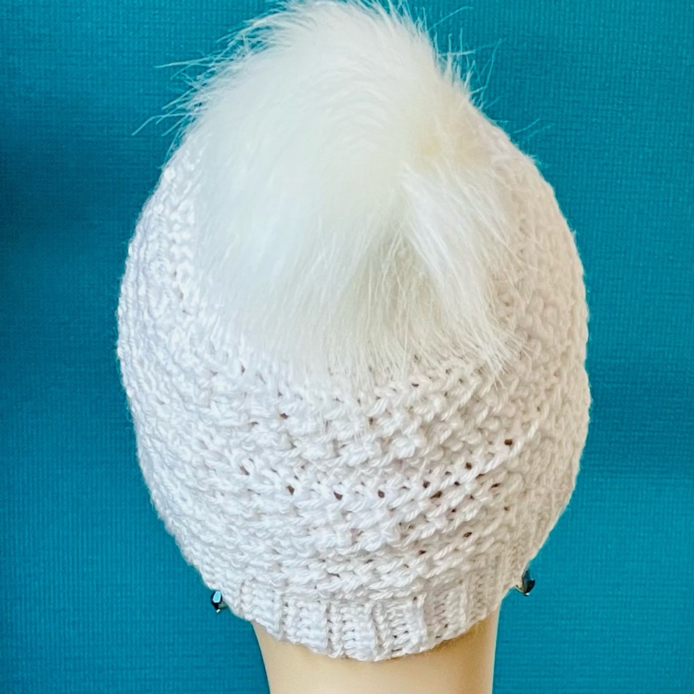 White beanie with faux fur pompom and matching fingerless gloves - Picture 2 of 4